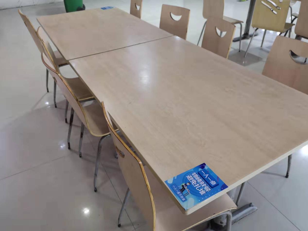 钱江商城采用隔桌用餐，顾客吃得放心安心舒心